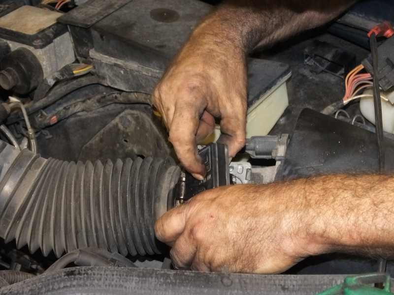 cleaning a MAFS sensor & computer diagnostic on a lincoln car